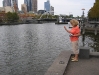 Aad en Anneke Vink bij de Yarra rivier in Melbourne, Australie op 1-2-2009