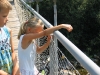 Marja Pronk en de kids in Italie vanaf de hangbrug tussen Cannobio en Traffiume, 2009